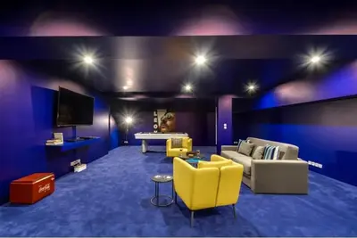Coin salon dans l'établissement Modern and eclectic 3BD duplex in Le Marais!