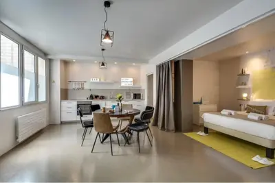 Cuisine ou kitchenette dans l'établissement Modern and eclectic 3BD duplex in Le Marais!