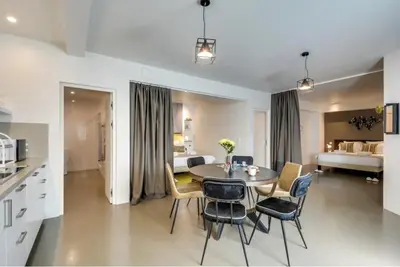Cuisine ou kitchenette dans l'établissement Modern and eclectic 3BD duplex in Le Marais!