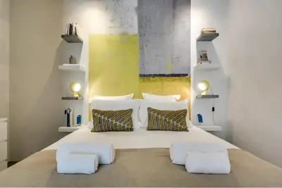 Un ou plusieurs lits dans un hébergement de l'établissement Modern and eclectic 3BD duplex in Le Marais!