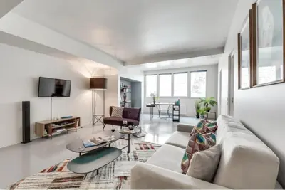 Télévision ou salle de divertissement dans l'établissement Modern and bright 2BD for 11 guests in Le Marais!
