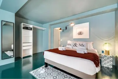 Un ou plusieurs lits dans un hébergement de l'établissement Modern and bright 2BD for 11 guests in Le Marais!