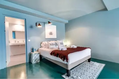 Un ou plusieurs lits dans un hébergement de l'établissement Modern and bright 2BD for 11 guests in Le Marais!