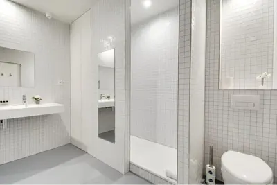 Salle de bains dans l'établissement Modern and bright 2BD for 11 guests in Le Marais!