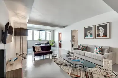 Coin salon dans l'établissement Modern and bright 2BD for 11 guests in Le Marais!