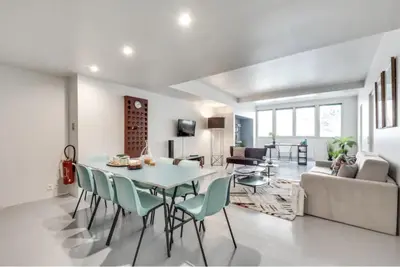 Coin salon dans l'établissement Modern and bright 2BD for 11 guests in Le Marais!