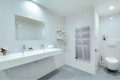 Salle de bains dans l'établissement Modern and bright 2BD for 11 guests in Le Marais!
