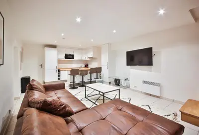 Télévision ou salle de divertissement dans l'établissement 02#Duplex 2Bedrooms#Sèvres Lecourbe#Necker