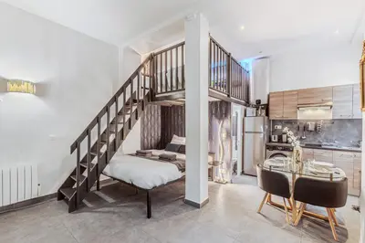 Un ou plusieurs lits dans un hébergement de l'établissement Spacious Loft near Luxembourg Garden