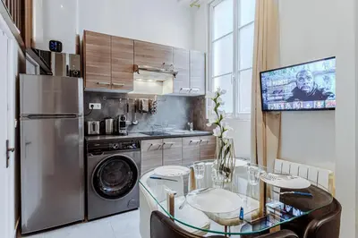 Cuisine ou kitchenette dans l'établissement Spacious Loft near Luxembourg Garden