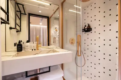 Salle de bains dans l'établissement Alberte Hôtel