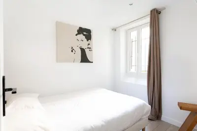 Un ou plusieurs lits dans un hébergement de l'établissement Central Apartment in the heart of the Marais With Air Conditioning