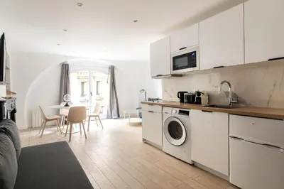 Cuisine ou kitchenette dans l'établissement Central Apartment in the heart of the Marais With Air Conditioning