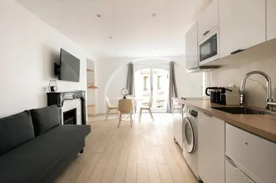 Cuisine ou kitchenette dans l'établissement Central Apartment in the heart of the Marais With Air Conditioning