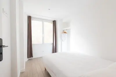 Un ou plusieurs lits dans un hébergement de l'établissement Central Apartment in the heart of the Marais With Air Conditioning
