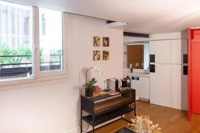 Cuisine ou kitchenette dans l'établissement Haut MaraisJolie duplex 33m2…