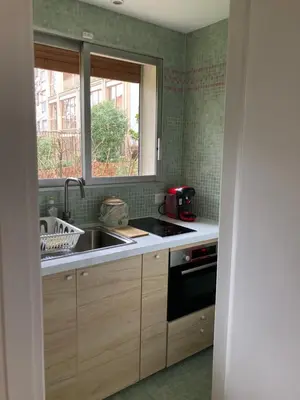 Cuisine ou kitchenette dans l'établissement Vue sur jardin, 3 pièces