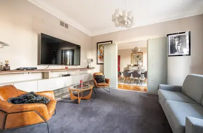 Coin salon dans l'établissement Spacieux et élégant appartement Porte des ternes