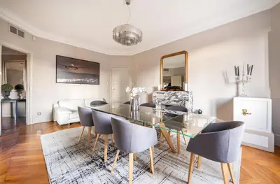 Coin salon dans l'établissement Spacieux et élégant appartement Porte des ternes