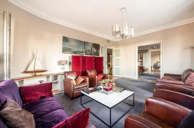 Coin salon dans l'établissement Spacieux et élégant appartement Porte des ternes