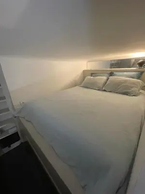 Un ou plusieurs lits dans un hébergement de l'établissement Élégant studio avec mezzanine porte des Ternes