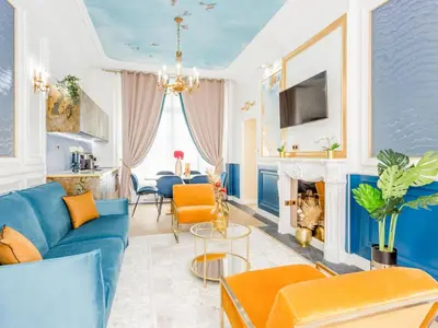 Télévision ou salle de divertissement dans l'établissement Merveil - Luxury Suite -Champs Elysees-Haussmann I