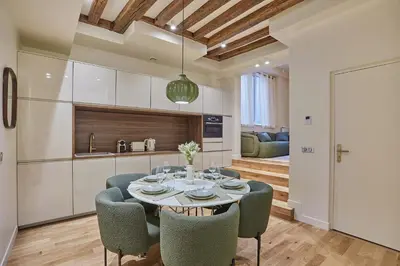 Cuisine ou kitchenette dans l'établissement Residence Center of Paris by Studio prestige