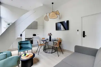 Télévision ou salle de divertissement dans l'établissement Flat with Terrasse - 1BR-4P - Eiffel Tower