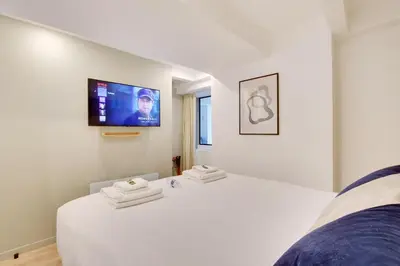 Un ou plusieurs lits dans un hébergement de l'établissement Incroyable appartement - 3BR-8P - Pl de la Nation