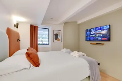 Un ou plusieurs lits dans un hébergement de l'établissement Incroyable appartement - 3BR-8P - Pl de la Nation