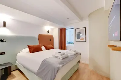 Un ou plusieurs lits dans un hébergement de l'établissement Incroyable appartement - 3BR-8P - Pl de la Nation
