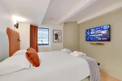 Un ou plusieurs lits dans un hébergement de l'établissement Incroyable appartement - 3BR-8P - Pl de la Nation
