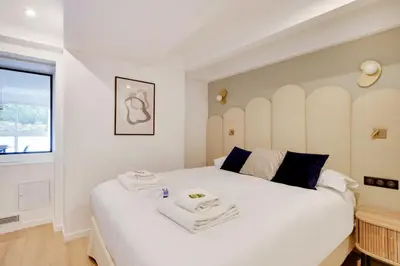 Un ou plusieurs lits dans un hébergement de l'établissement Incroyable appartement - 3BR-8P - Pl de la Nation