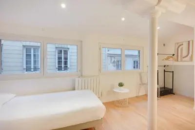 Un ou plusieurs lits dans un hébergement de l'établissement Spacious apartment - 4BR-15P - Sentier-Grand Rex