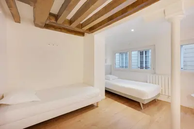 Un ou plusieurs lits dans un hébergement de l'établissement Spacious apartment - 4BR-15P - Sentier-Grand Rex
