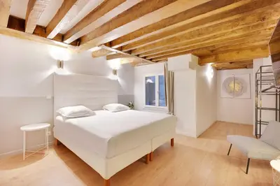 Un ou plusieurs lits dans un hébergement de l'établissement Spacious apartment - 4BR-15P - Sentier-Grand Rex