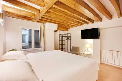 Un ou plusieurs lits dans un hébergement de l'établissement Spacious apartment - 4BR-15P - Sentier-Grand Rex
