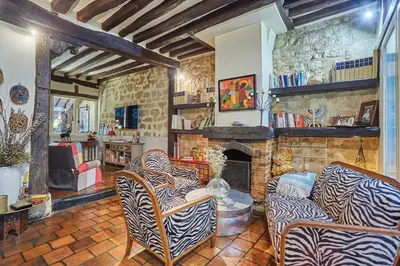 Télévision ou salle de divertissement dans l'établissement Apartment in heart of Marais by Studio prestige
