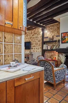 Cuisine ou kitchenette dans l'établissement Apartment in heart of Marais by Studio prestige