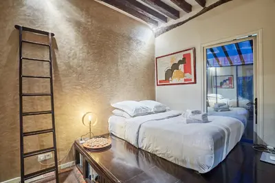 Un ou plusieurs lits dans un hébergement de l'établissement Apartment in heart of Marais by Studio prestige
