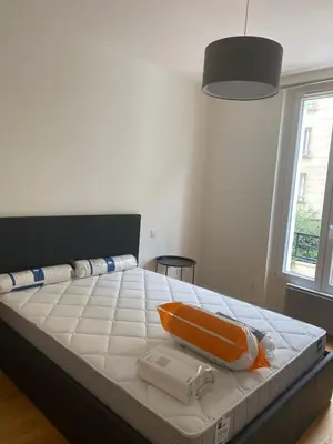Un ou plusieurs lits dans un hébergement de l'établissement Super appartement refait à neuf beaucoup de charme