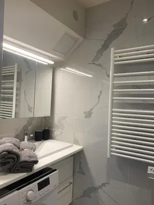 Salle de bains dans l'établissement Super appartement refait à neuf beaucoup de charme