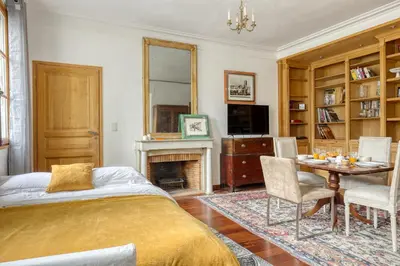 Coin salon dans l'établissement Bohemian & Authentic Parisian Flat - Paris 07