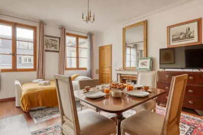 Télévision ou salle de divertissement dans l'établissement Bohemian & Authentic Parisian Flat - Paris 07