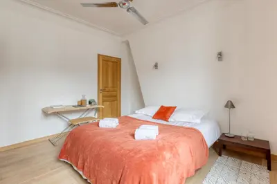 Un ou plusieurs lits dans un hébergement de l'établissement Bohemian & Authentic Parisian Flat - Paris 07