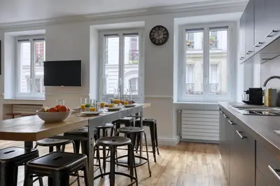 Cuisine ou kitchenette dans l'établissement Superb Large and New 4bds Flat - Heart of Paris 10