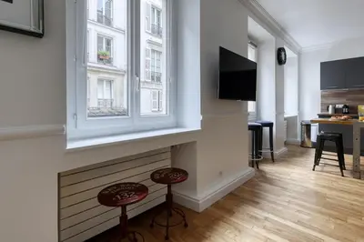 Télévision ou salle de divertissement dans l'établissement Superb Large and New 4bds Flat - Heart of Paris 10