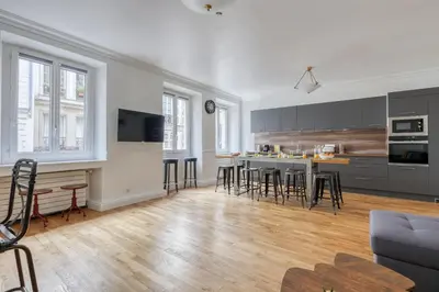 Cuisine ou kitchenette dans l'établissement Superb Large and New 4bds Flat - Heart of Paris 10
