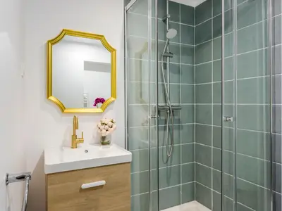 Salle de bains dans l'établissement Merveil - Family Suite - Marais - Pelee