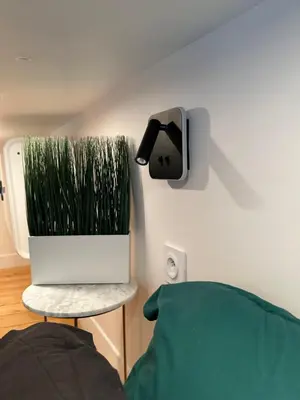 Télévision ou salle de divertissement dans l'établissement The GARDEN - cosy studio with AC in the very center of Paris